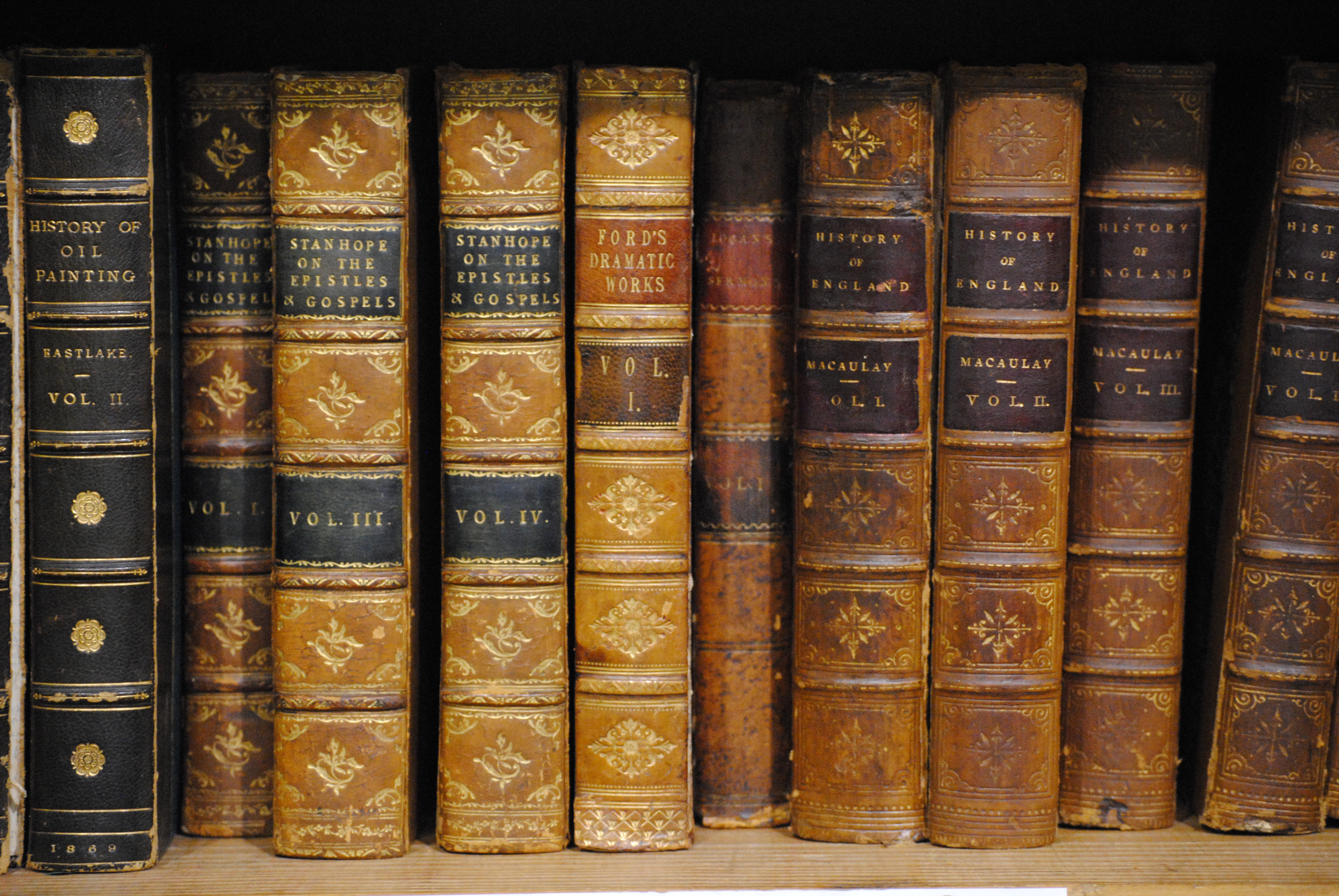 Исторические книги в формате fb2. Старые книги. Старинные книги. Красивые корешки книг. Корешки старинных книг.